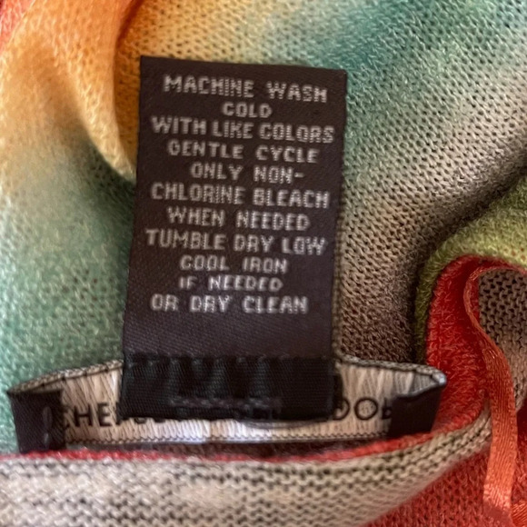 Women’s Chelsea & Theodore v-neck rainbow colored lightweight sweater, PM - Picture 4 of 4